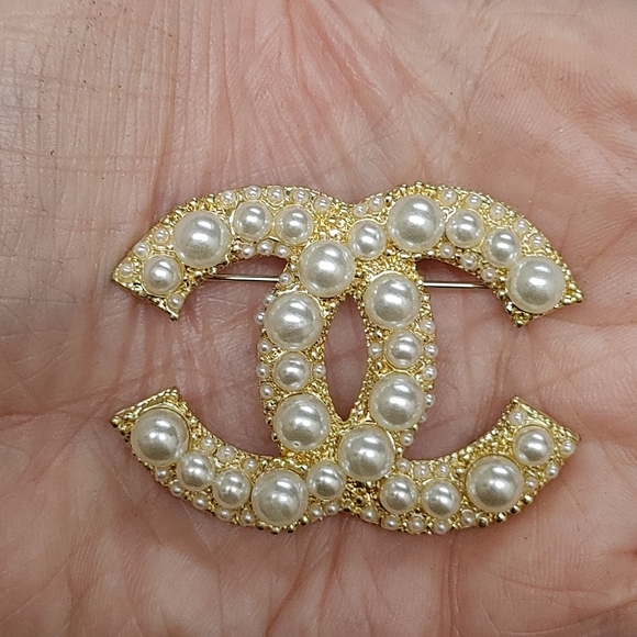 CHANEL Jewelry - Beautiful gold and faux pearl Chanel brooch